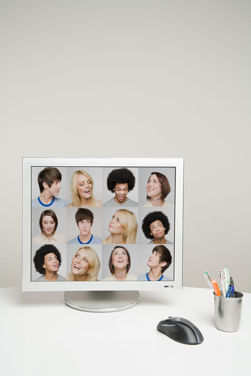 电脑中的一组年轻人的照片