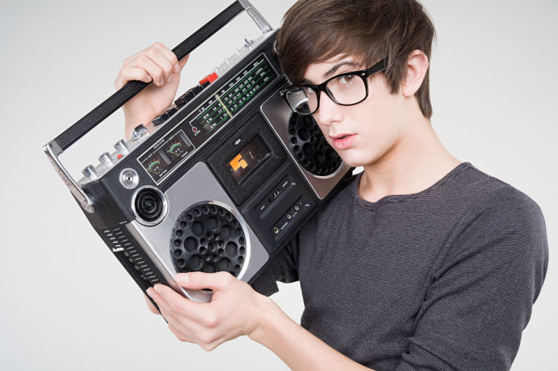 戴着眼镜的男人带着收音机