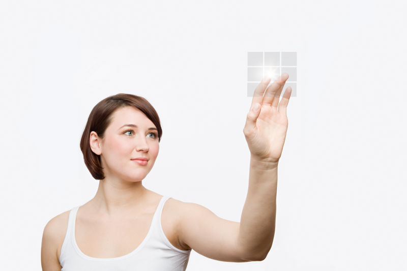 年轻女性触碰网络高科技 