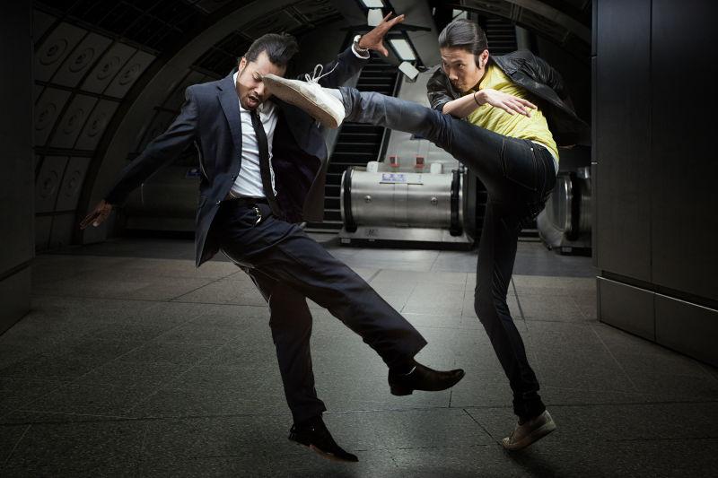 地铁站里打架的商人和年轻人
