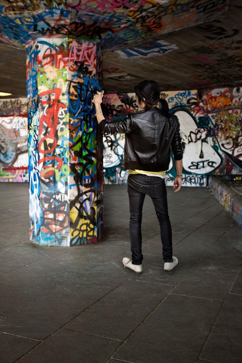 在地铁站里涂鸦的人