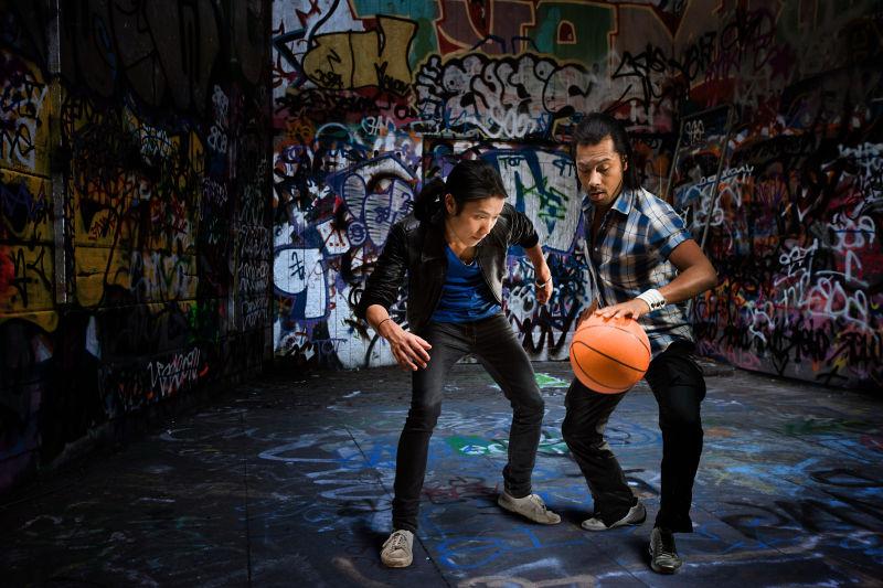 涂鸦房间里玩篮球的人