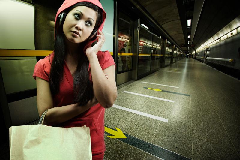 在地铁打电话的红衣美女