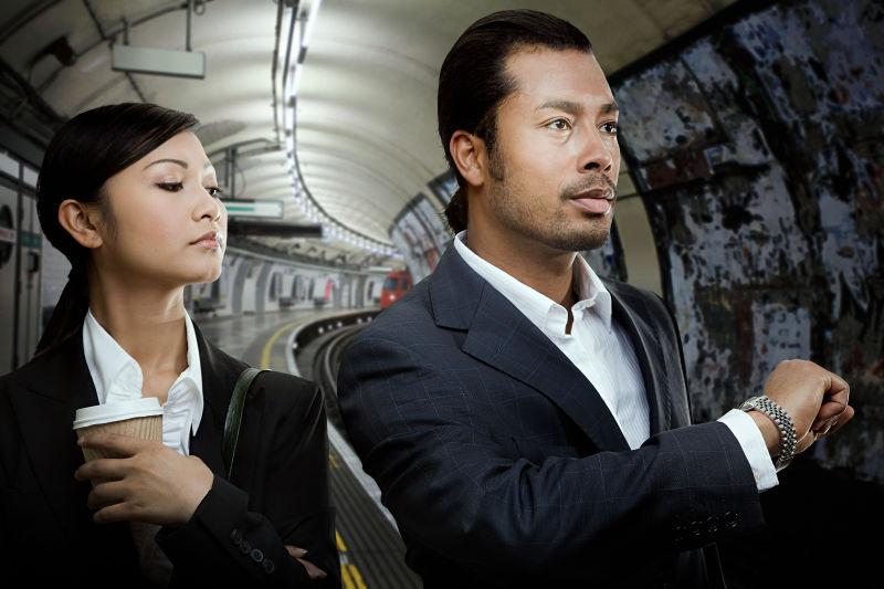 在地铁里看手表的商人