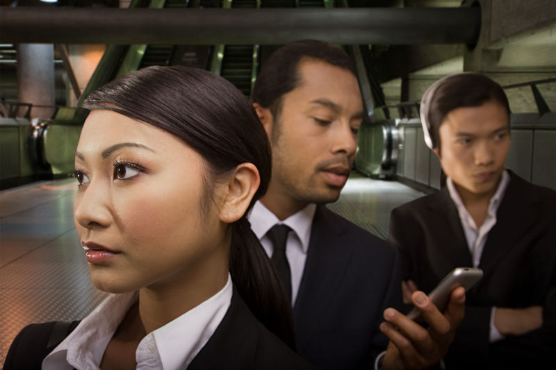 地铁站里等地铁的年轻人