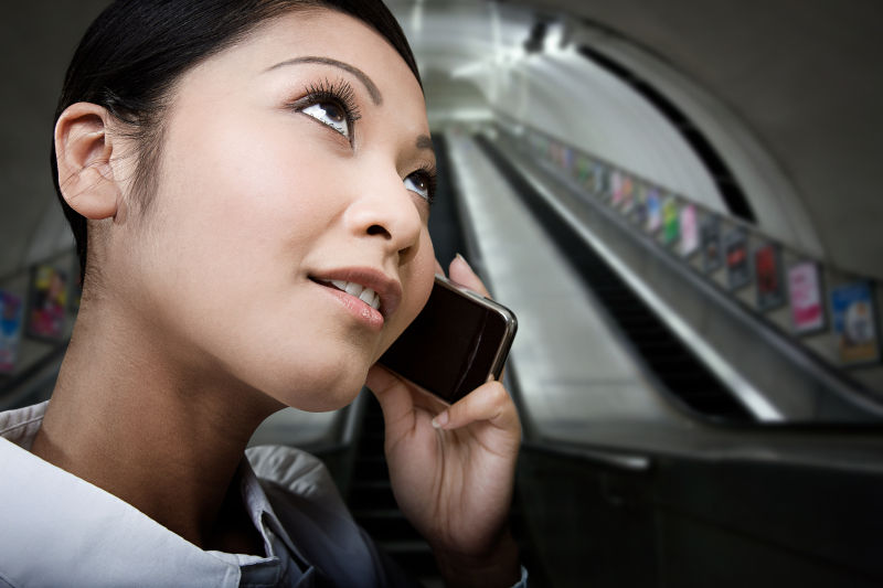 在地铁里打电话的年轻女人