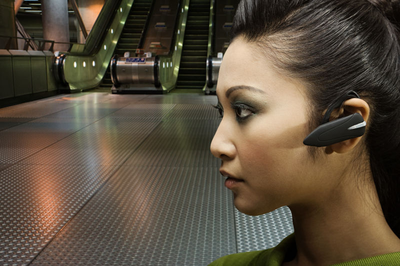 戴着蓝牙耳机在地铁站的美女