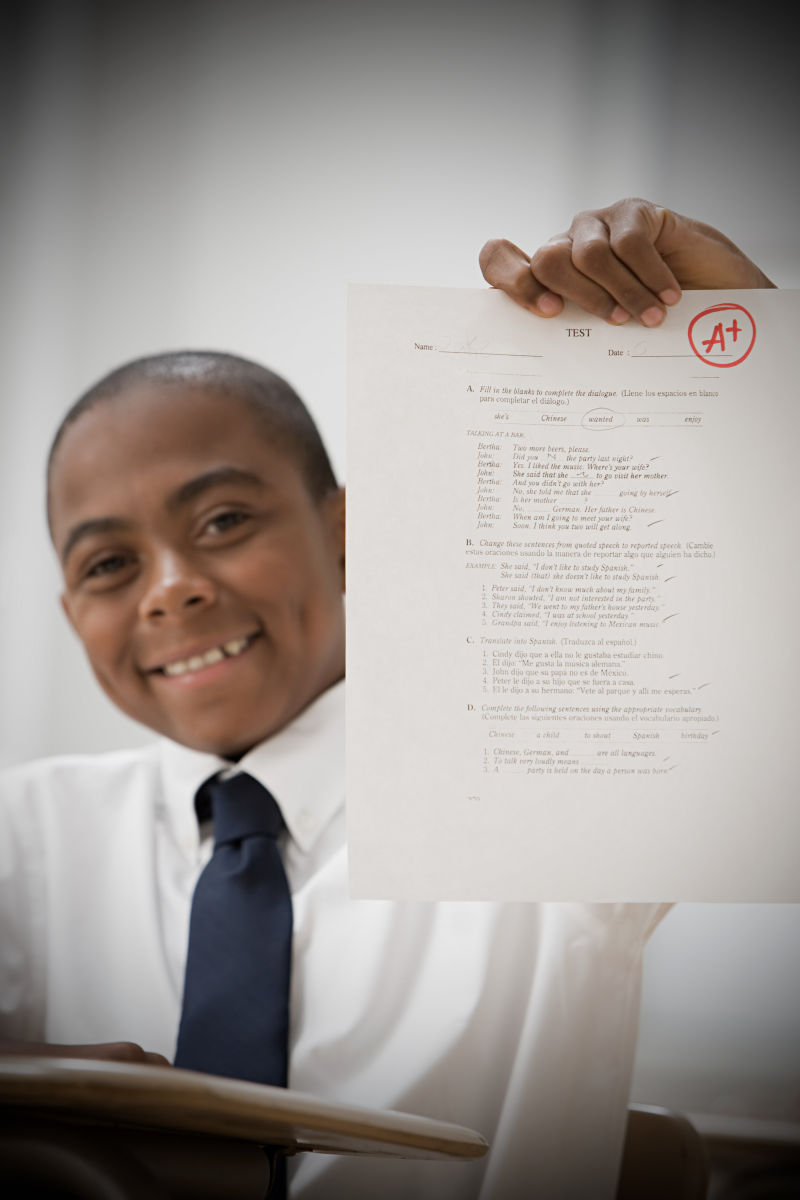 课堂里带试卷的男孩