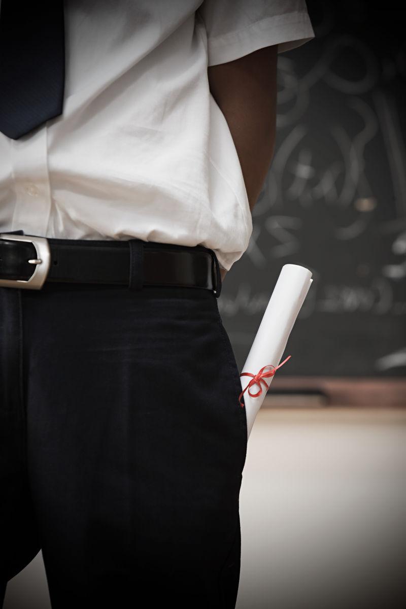 口袋里装卷轴的学生