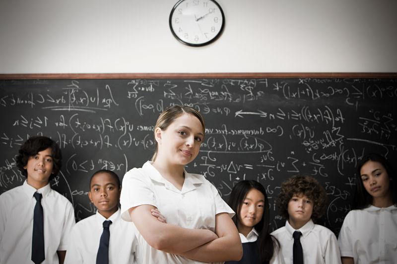 黑板前面的学生和老师肖像