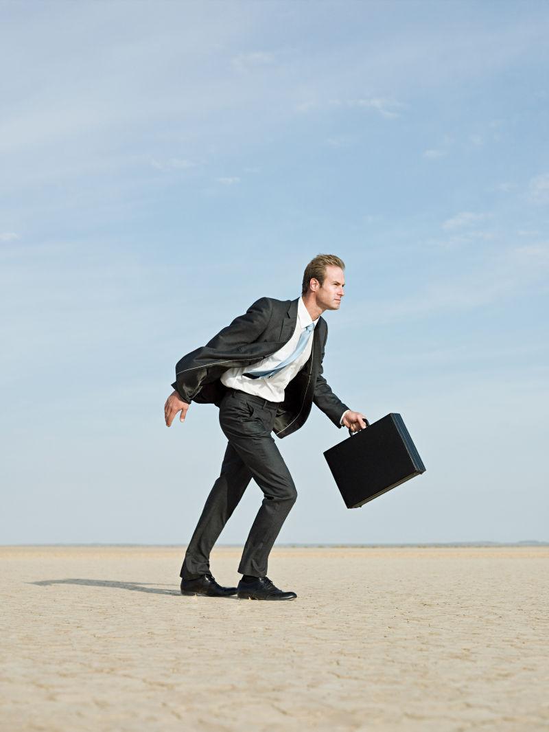 干旱土地上的商人逆风而行