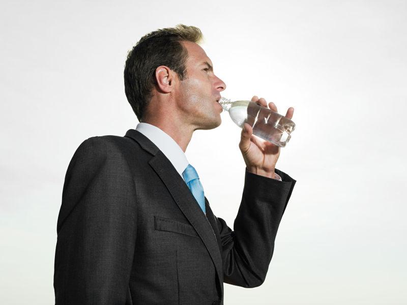 商人饮用瓶装水