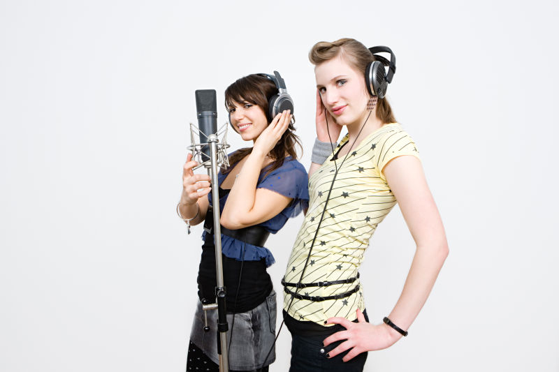 两位年轻的女歌手