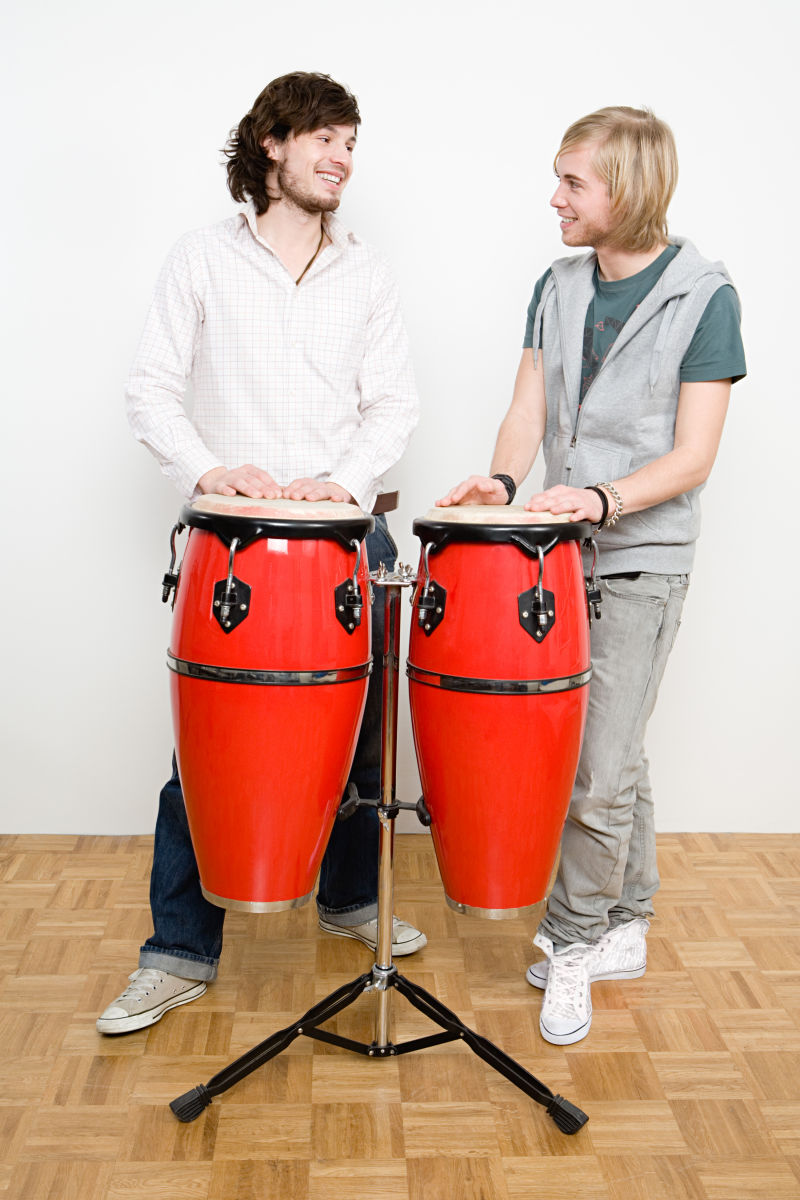 敲鼓的两个男人