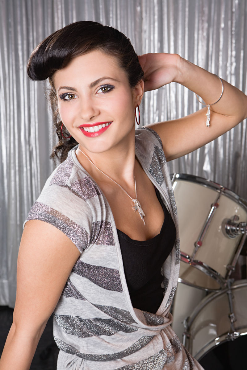 微笑着的年轻女子