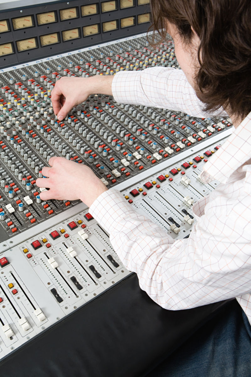 调试音乐设备的女人