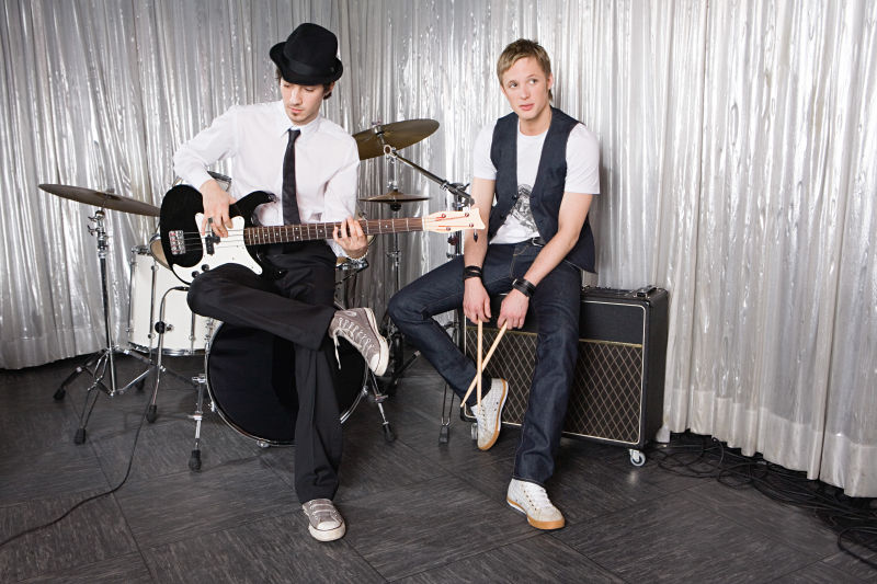 帅气的吉他手和鼓手