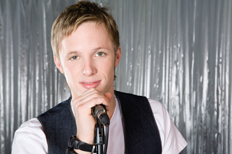 手拿话筒的帅气年轻男人