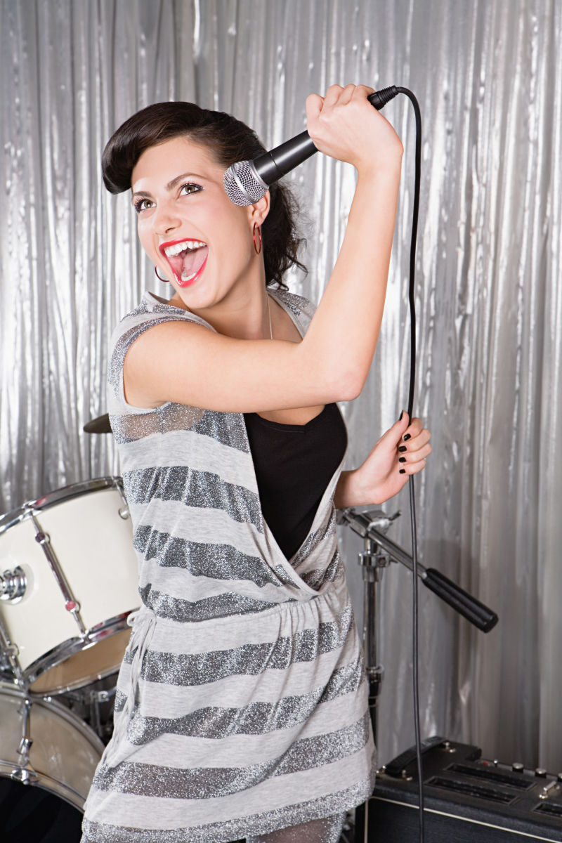 拿着话筒唱歌的女人