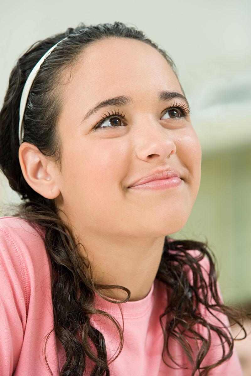 教室里穿着粉色衣服的女学生