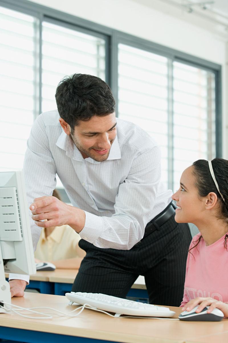 机房里的老师和学生