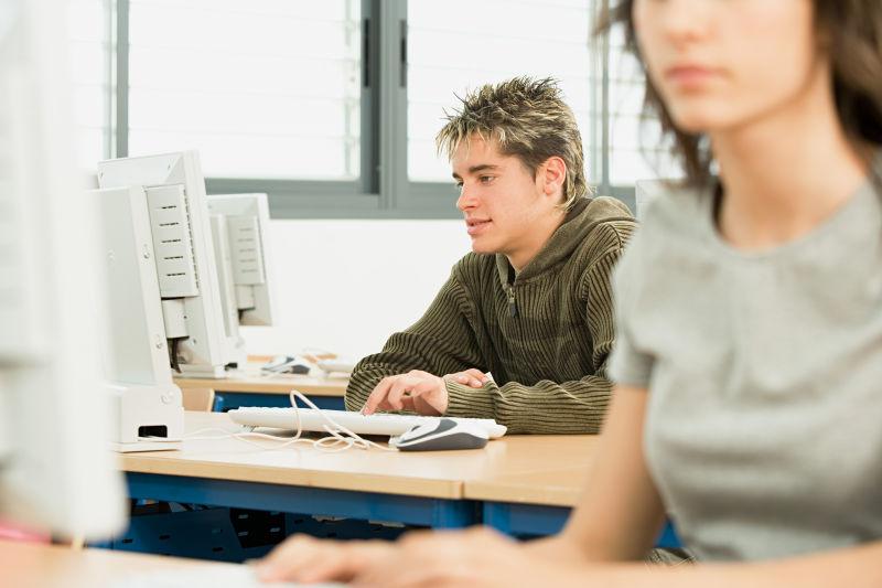 在上电脑课的学生