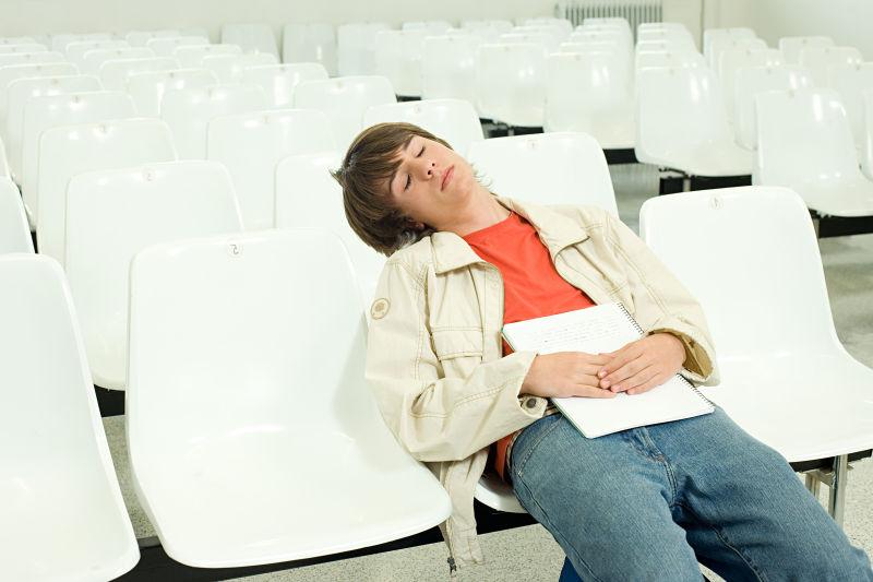 教室里学生在睡觉