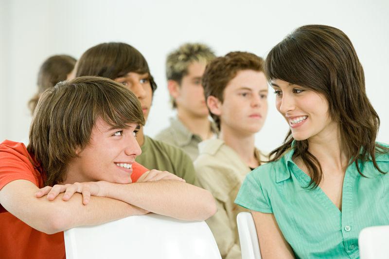 教室里男女学生