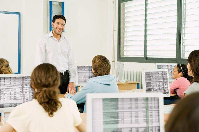 机房里的学生和老师