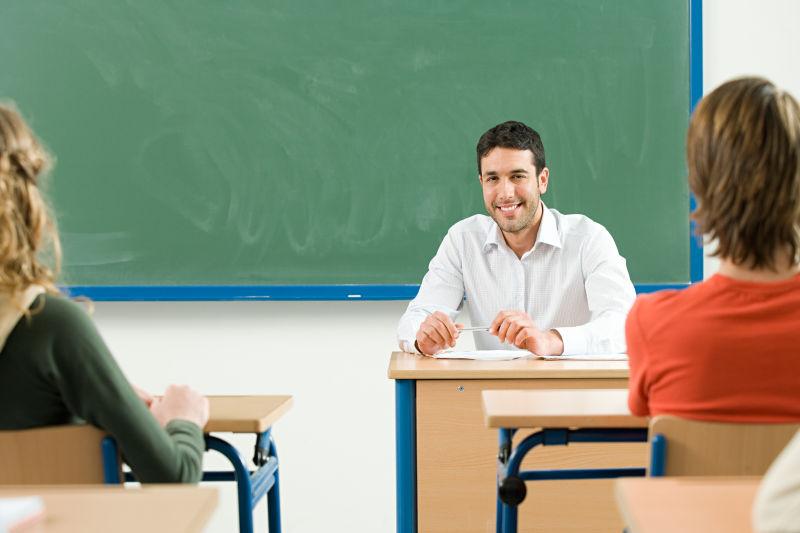 教室里的男老师和学生