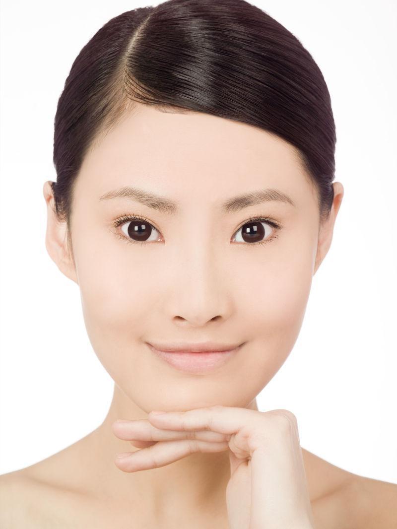 白色背景可爱的中国女人的肖像