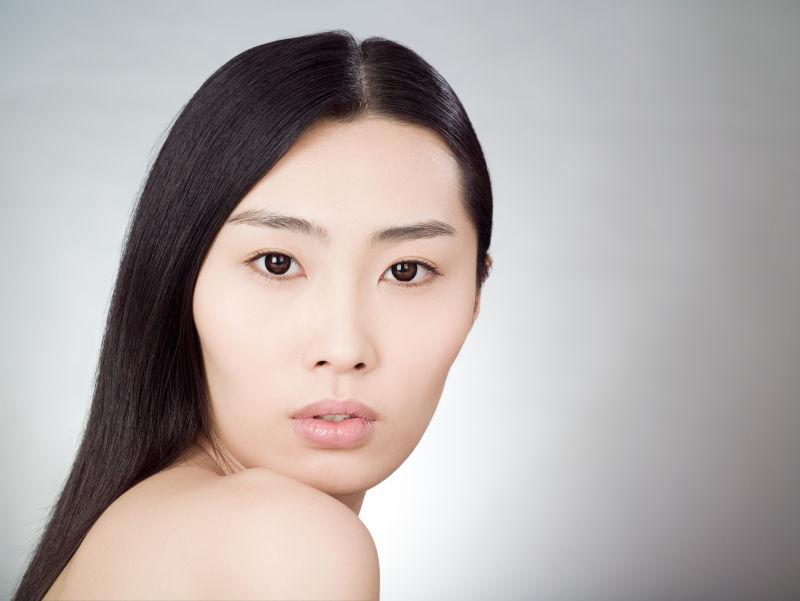 一个年轻的中国女人的肖像