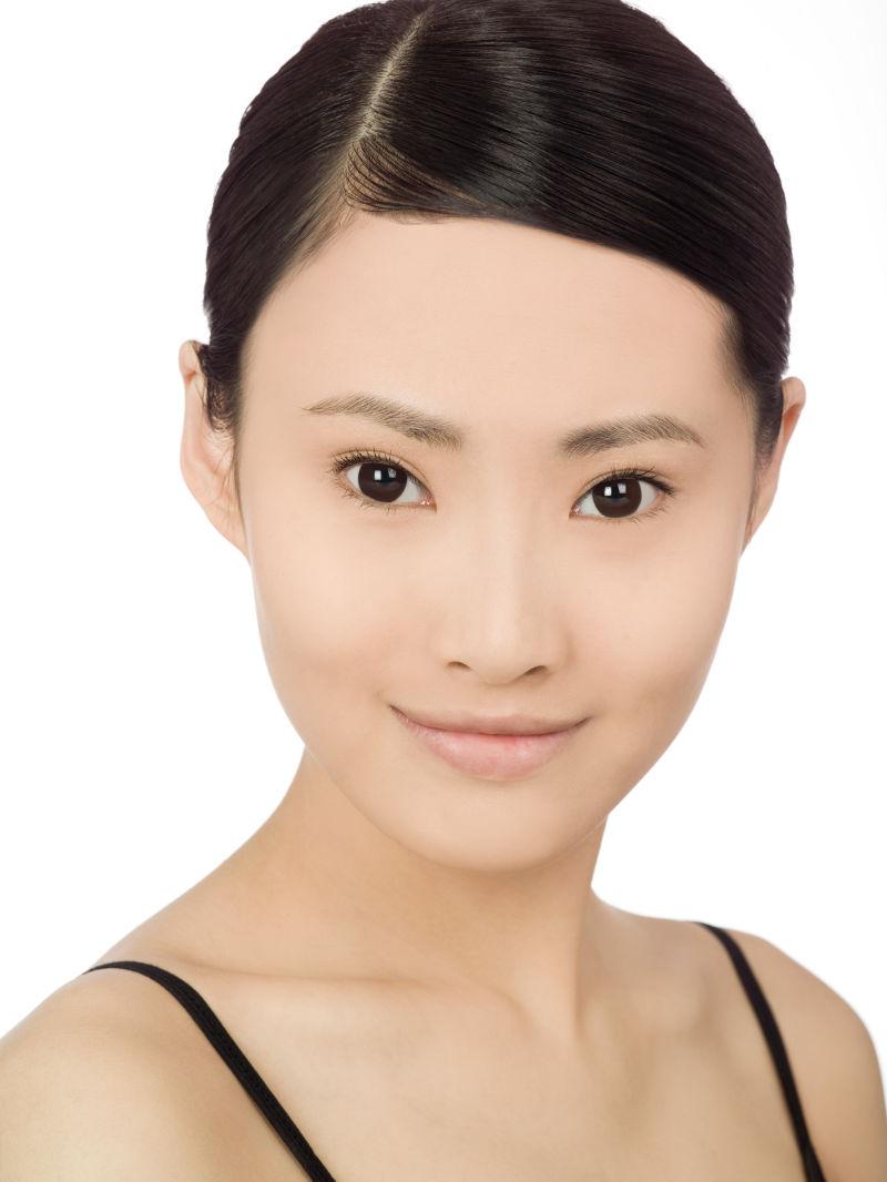 白色背景中美丽中国女人的头像