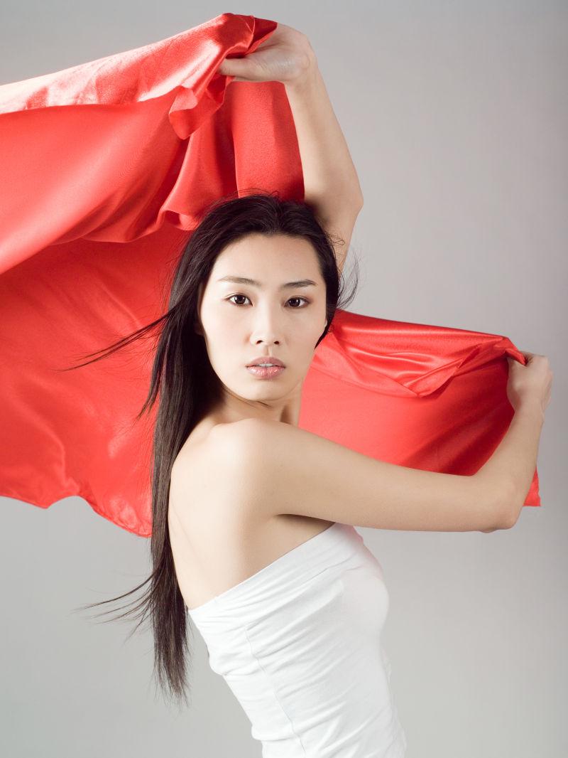 中国美女举红旗