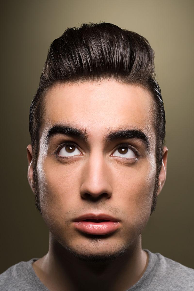 正在看自己的发型的男人