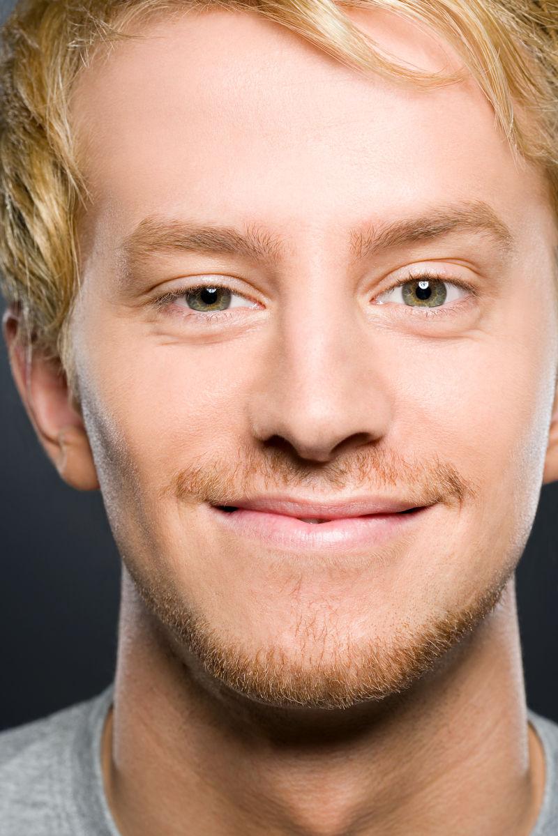 正在微笑的年轻人