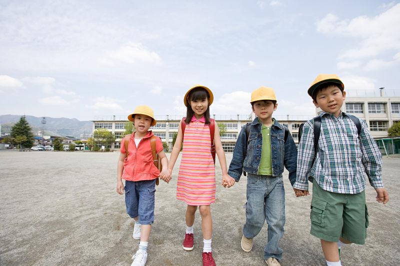 放学一起手握手回家的儿童