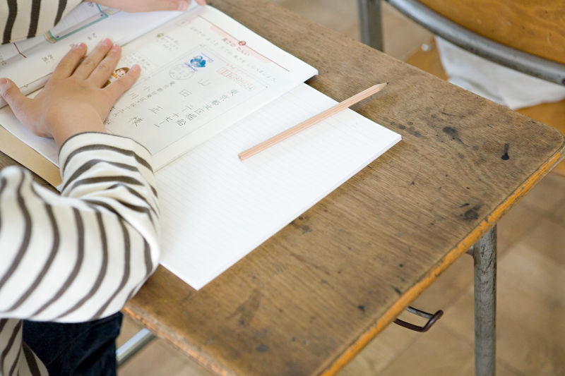 认真学习的学生