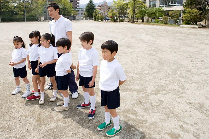 教师与学童在操场上