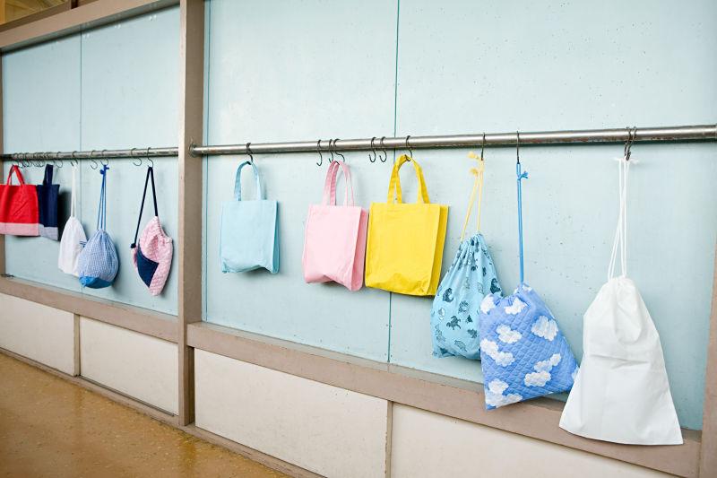 挂在挂钩上的袋子