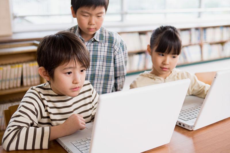 使用笔记本电脑的男孩女孩