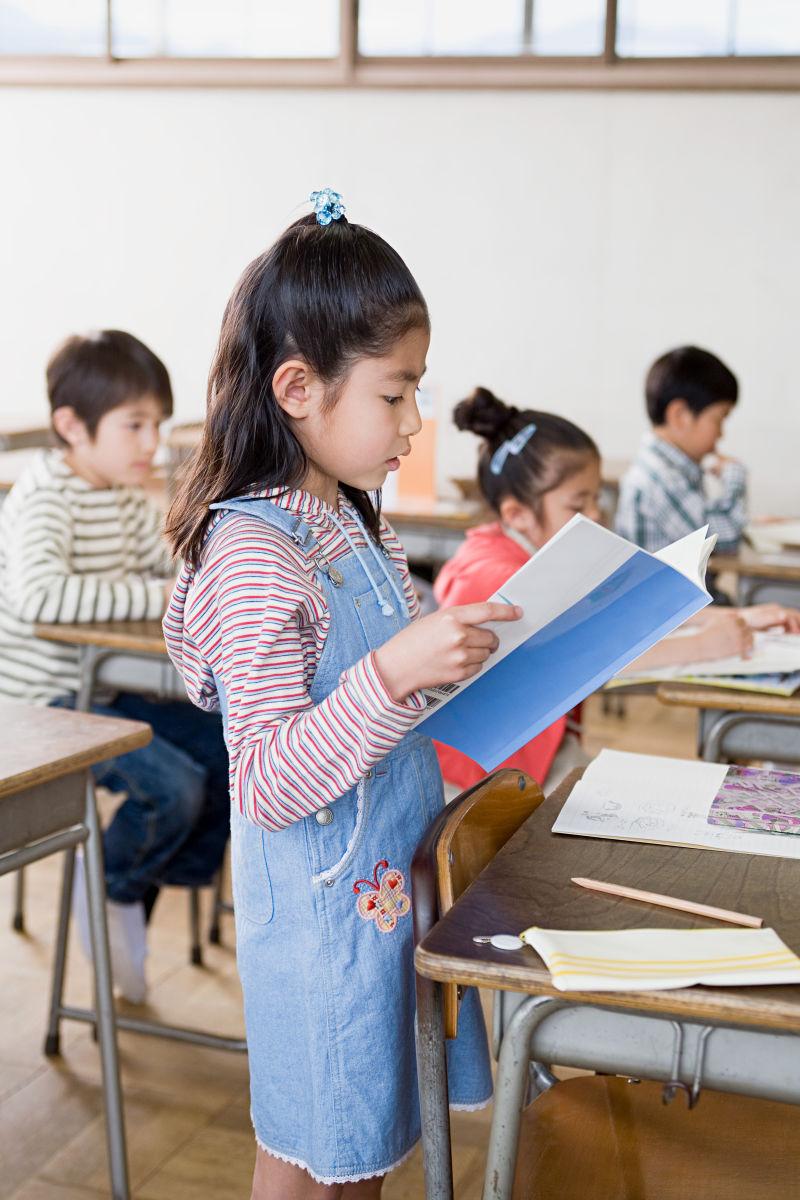 课堂上正在读书的女孩