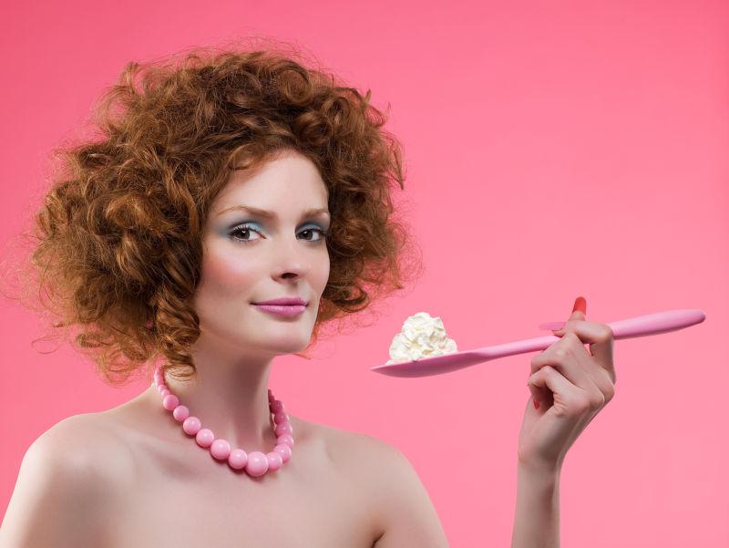 正在吃奶油的美女