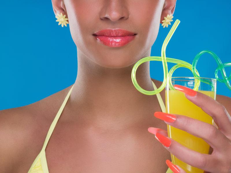 手拿橙汁的时尚美女