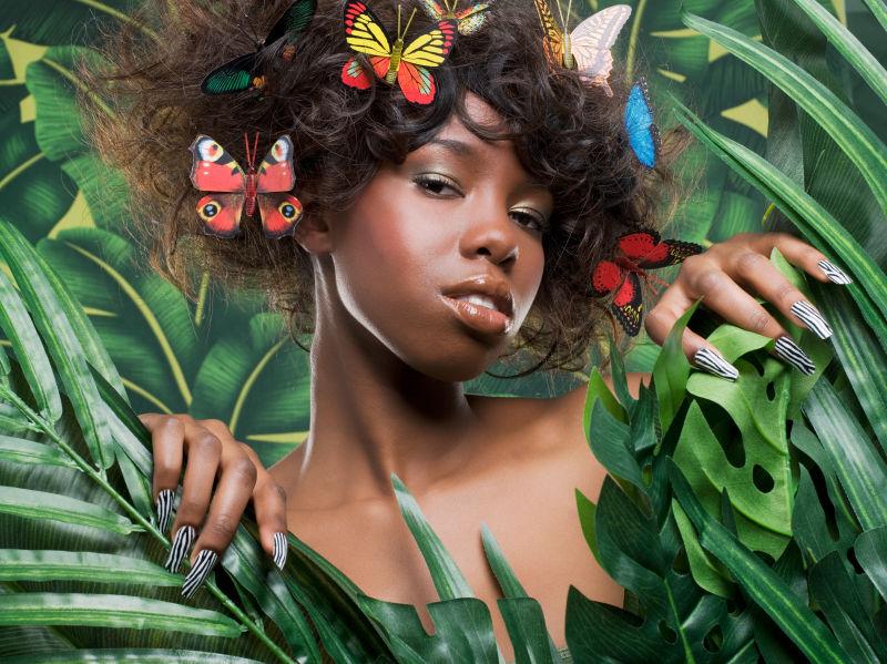 树丛里的黑人美女