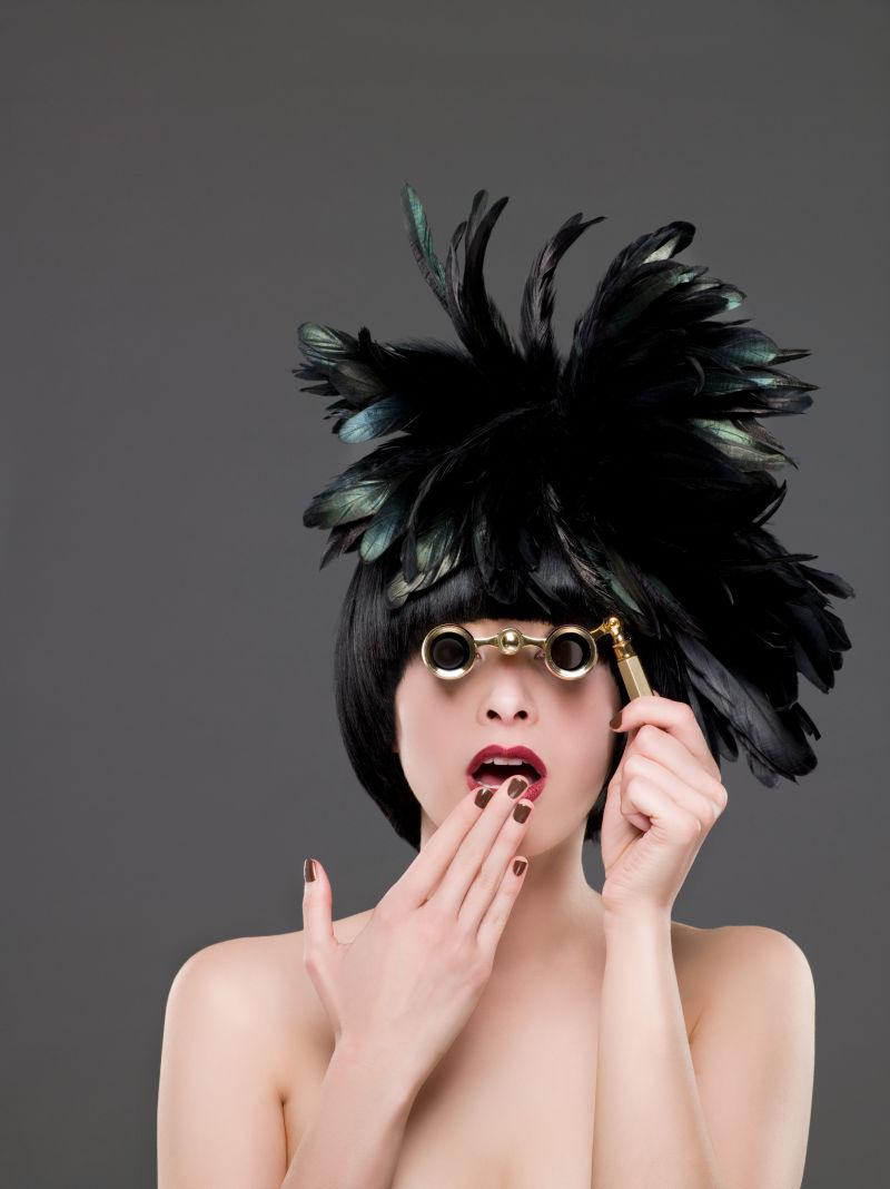 戴着时尚羽毛帽子的美女