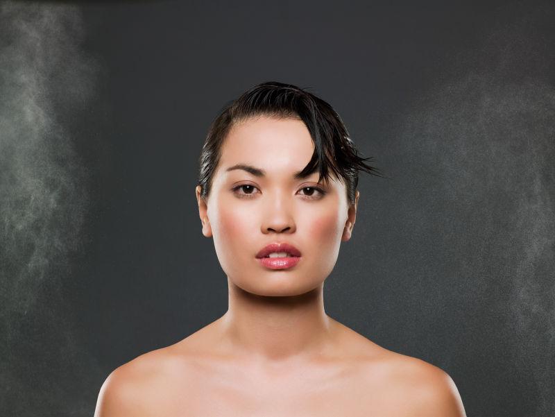 女人头上时尚的发型