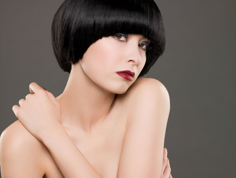 光着身体的美女抱着自己的身体