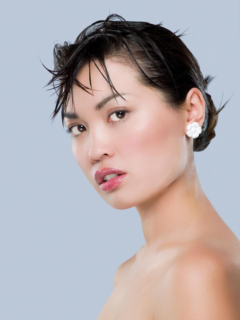 带着时尚耳环的美女湿头发