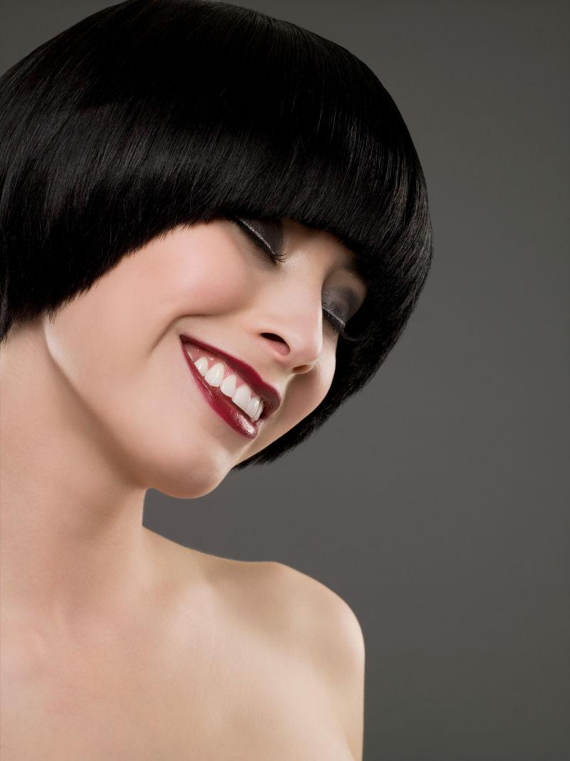 时尚短发美女的微笑